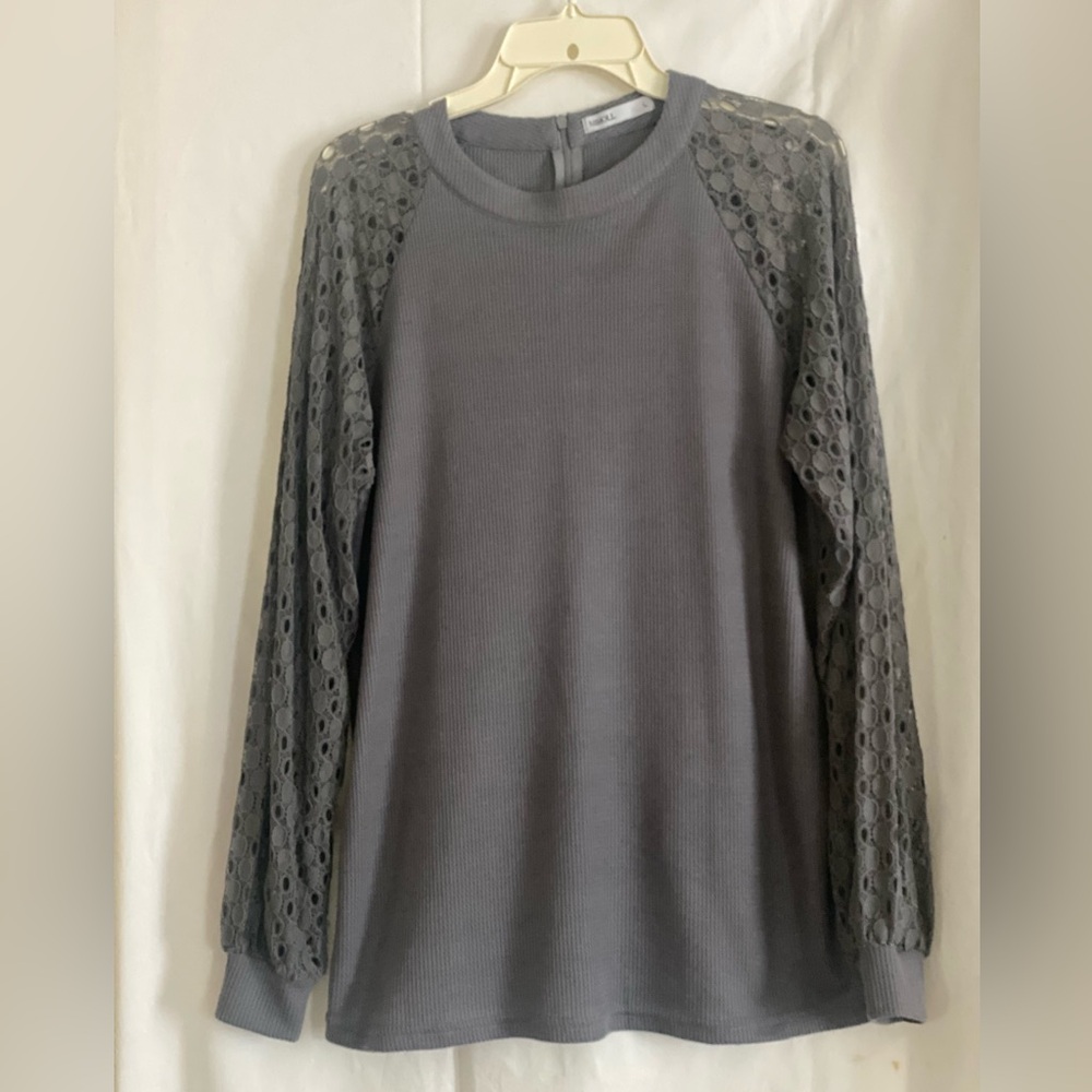 Women’s Gray Lace Sleeve Top